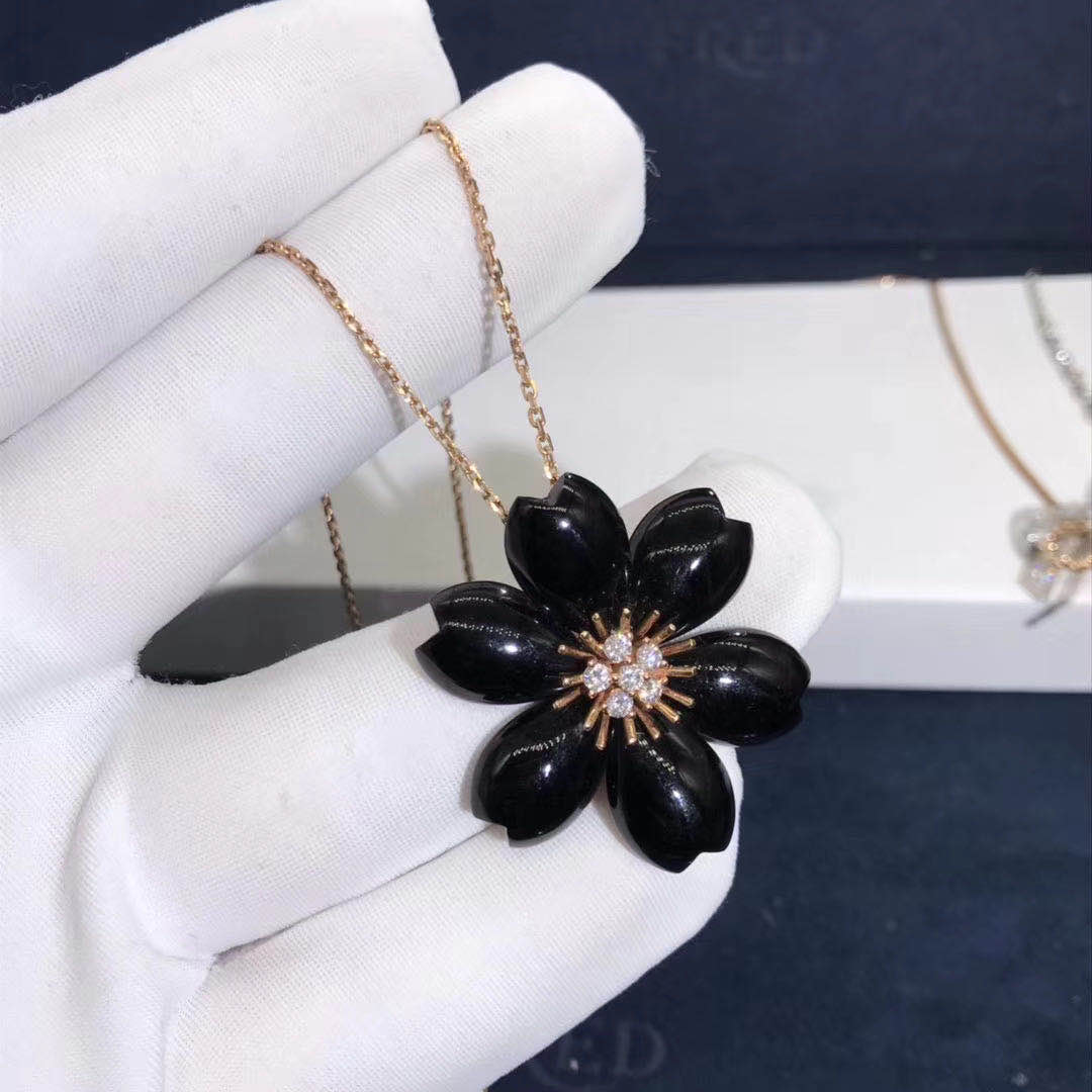 Van Cleef & Arpels Rose de No l clip pendant 18k yellow gold, small model