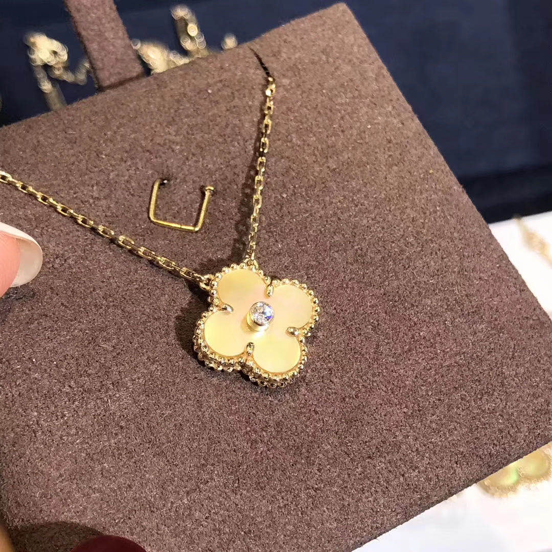 Van Cleef & Arpels Vintage Alhambra pendant Yellow gold, Mother-of-pearl, Diamond