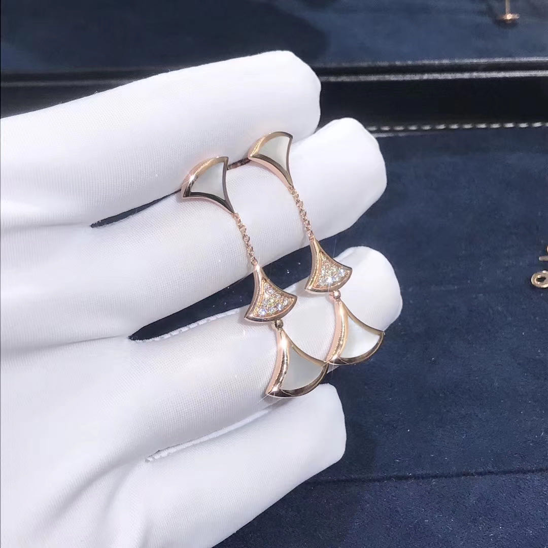 Bvlgari Diva’ Dream Earrings in 18 kt rose gold set with mother of pearls and pavé diamonds