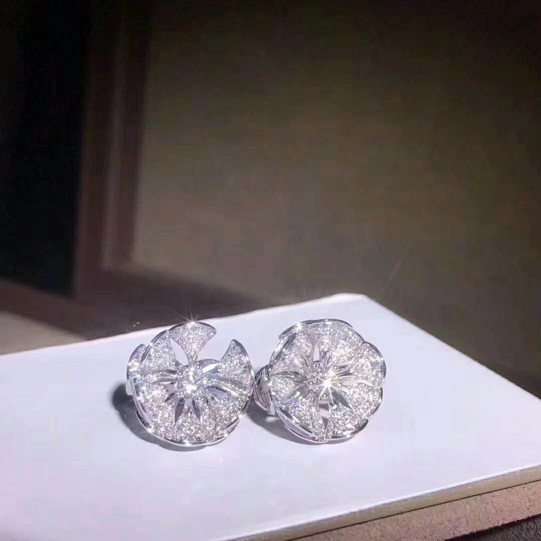 Bvlgari Diva’Dream Earrings in 18 kt white gold set with a central diamond and full pavé