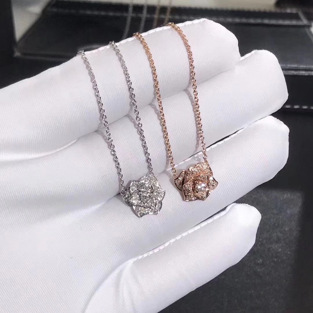 Piaget Rose Pendant in 18k Gold with 36 diamonds 0.23ct