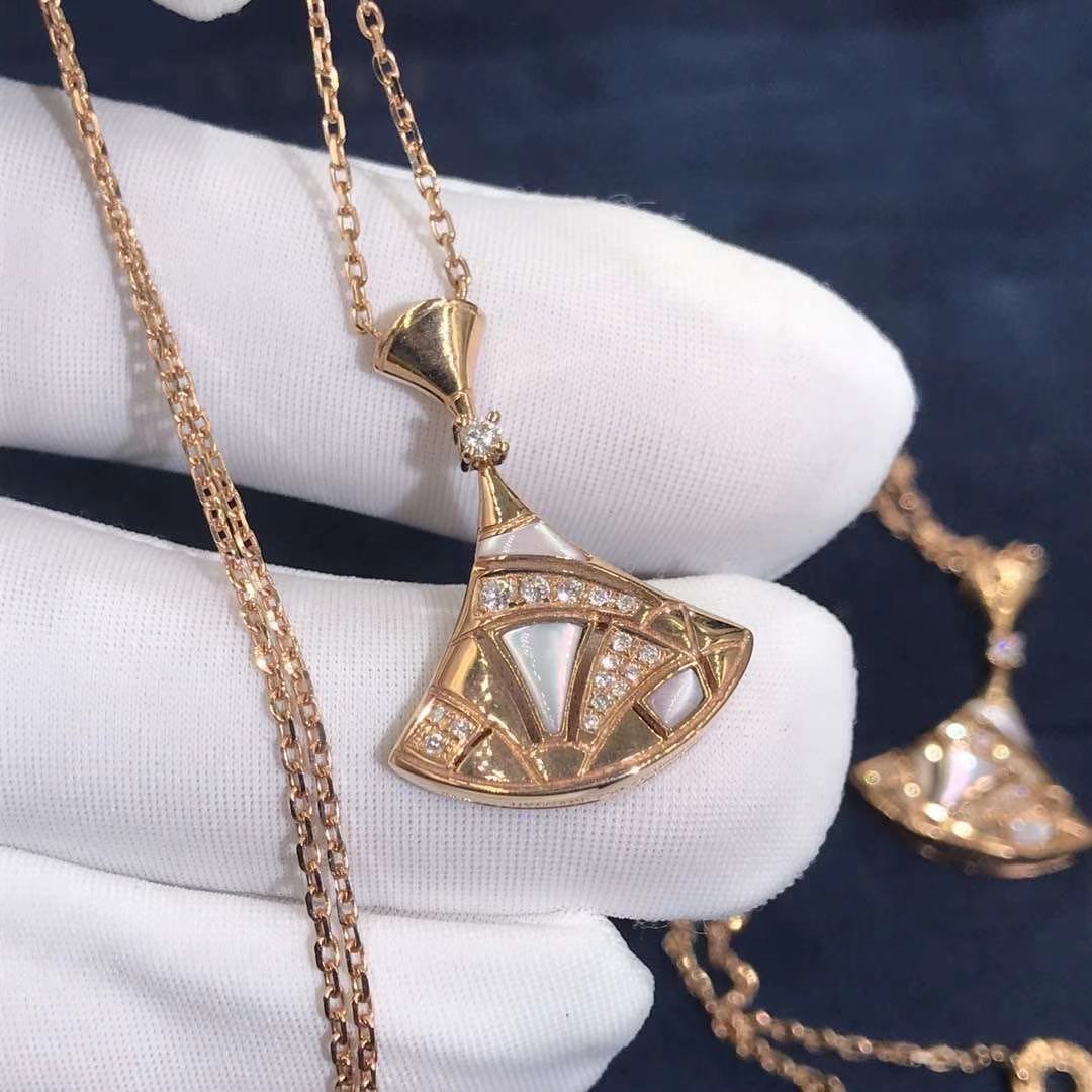 Bulgari divas’ dream necklace set with mother-of-pearl is made of 18k rose gold and diamonds CL856964 350065